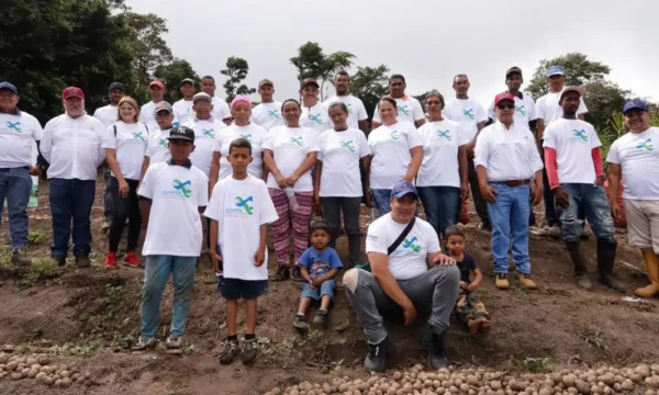 Campesinos de la alianza posan ante la cámara