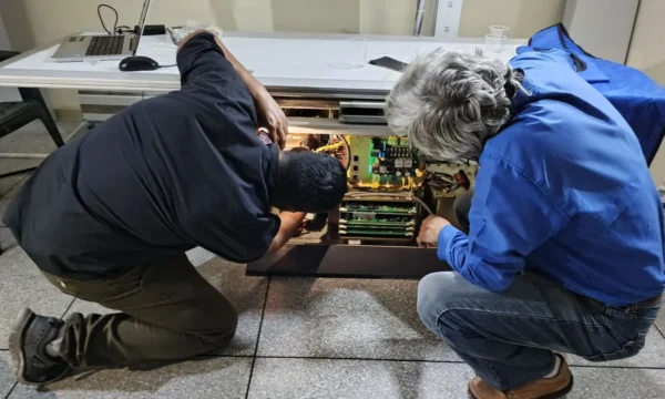Hombres arreglando una máquina