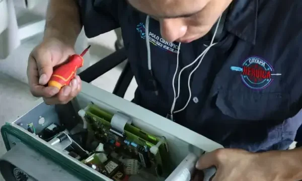Hombre reperando un dispositivo eléctrico