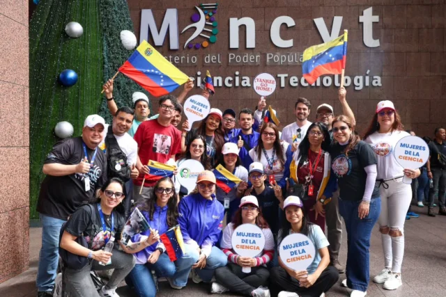 ¡El espíritu de Bolívar sigue vivo en cada rincón de nuestra patria! 🇻🇪

Ante las amenazas que pretenden socavar nuestra paz, la comunidad científica y el pueblo venezolano responden con dignidad. 

Somos la tierra de hombres y mujeres libres que han decidido su propio destino.

Bolívar sigue cabalgando con nosotros en la lucha por la autodeterminación. 

¡La soberanía no se negocia, se defiende!