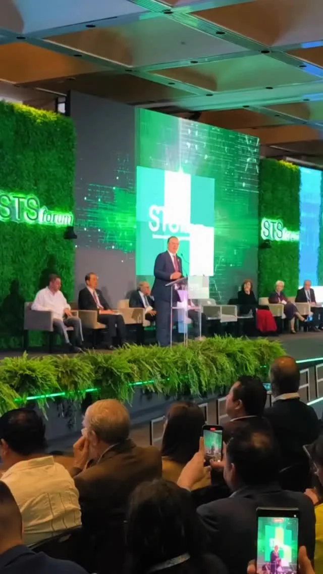 🇻🇪 Impulsando el progreso científico y tecnológico de Venezuela en InnovaFest LATAM 2023 en México. 

La ministra Gabriela Jiménez Ramírez destacó la visión nacional donde la ciencia es una herramienta clave para la paz, el progreso y la construcción del bienestar. 

Este encuentro sirvió para sumar el talento de universidades, la academia y el sector empresarial, promoviendo la cultura tecnológica y sus aplicaciones en áreas prioritarias. Resaltó las políticas del Presidente Nicolás Maduro, como la incorporación de más de 767.000 niños y jóvenes a vocaciones científicas y la creación de la Universidad de las Ciencias de la Salud Dr. Humberto Fernández-Morán.

En el marco de la transformación digital, Venezuela y México fortalecen lazos de cooperación. Se anunció la firma de un acuerdo con el Instituto Nacional Tecnológico de México y se conocieron las agendas de la UNAM en computación cuántica y semiconductores. 

Ambos países, con una alta población juvenil, buscan incorporar este talento a la vanguardia de la tecnología, creando centros de investigación en Inteligencia Artificial para enfrentar los desafíos futuros y consolidar la soberanía en la economía del conocimiento y los datos.