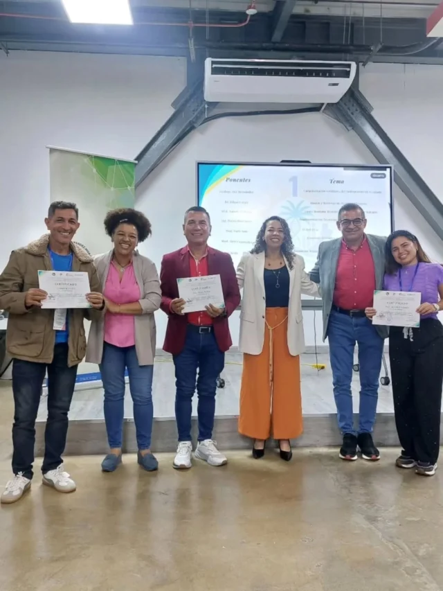 ✨✍🏽 Más de 230 personas participaron en el 1er Encuentro de Investigación, Desarrollo e Innovación del estado La Guaira, que se realizó del 4 al 5 de diciembre, con el objetivo de avanzar en la comunalización de las ciencias.

La Dra. Carmen Virginia Liendo, viceministra de Investigación y Generación del Conocimiento Científico del Mincyt, participó en este espacio del saber donde expuso la agenda de acción del Gobierno nacional para cultivar el talento científico nacional, comenzando por la enseñanza del STEAM en niños, niñas y jóvenes.

💡 Los participantes también disfrutaron de temáticas como:

✅ Uso de las excepciones a los derechos de propiedad intelectual para el desarrollo científico, tecnológico y la producción

✅ Innovación Productiva Comunal

✅ El caballo de troya digital y la guerra cognitiva: Roblox como vector de infiltración asimétrica y desestabilización de la seguridad nacional

✅ Recuperación de los sistemas de comunicaciones VHF TÁCTICOS y construcción de antena VHF-TÁCTICA.

#CienciaParaLaVida