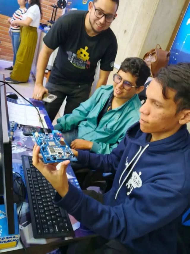 👩🏽‍💻 La Agenda Pequeños Ingenieros se expande en el estado Yaracuy, con el Programa Nacional Semilleros Científicos.

El Centro Didáctico para la Enseñanza de las Ciencias fue el espacio ideal para capacitar a los docentes y facilitadores de la Fundación Bolivariana de Informática y Telemática (Fundabit) y encargados de Infocentro.

☺️ Los participantes expandieron sus conocimientos en materia de robótica, programación y electrónica, herramientas claves para la educación del siglo XXI.

#CienciaParalaVida
