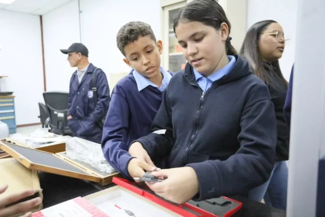 ¡El futuro científico de Venezuela está en marcha! 🇻🇪

Decenas de jóvenes talentos de la Escuela Técnica Roque Pinto visitaron la Fundación Instituto de Ingeniería @fiiidt_ve para sumergirse en la ciencia y la tecnología de vanguardia.
Descubrimos:

🔬 Laboratorios de microscopía electrónica de última generación.
🤖 El fascinante mundo de la robótica educativa.
💡 Vocaciones tempranas que prometen innovación.

Esta jornada forma parte del Programa Nacional Semilleros Científicos de la Gran Misión Ciencia, Tecnología e Innovación Dr. Humberto Fernández-Morán.

¡Seguimos impulsando una educación gratuita y de calidad con propósito científico y productivo!

 #CienciaParaLaVida