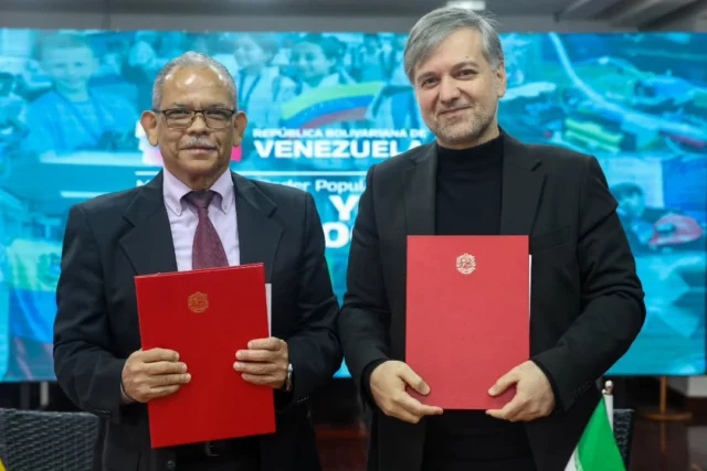 La firma de una Alianza Estratégica entre el Ministerio de Ciencia y Tecnología de Venezuela (Codecyt) y la empresa iraní MDC Medical Solutions marca un avance crucial derivado de la X Reunión de la Comisión Mixta de Alto Nivel Irán-Venezuela, siguiendo directrices del presidente @nicolasmaduro 

Este instrumento establece líneas de producción conjuntas que permitirán a Venezuela fabricar equipos médicos críticos, asegurando la transferencia de tecnología y la formación de personal local. 

El objetivo estratégico es fortalecer la soberanía sanitaria y tecnológica de la nación, garantizando una producción eficiente y competitiva que reducirá costos, acelerará la innovación y generará soluciones tecnológicas clave para la industria de la salud.

Esta iniciativa de cooperación no solo impulsa el crecimiento productivo nacional, sino que también abre nuevos mercados a nivel regional. 

🇮🇷🇻🇪