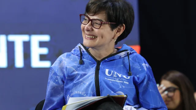 La secretaria de Formación Integral del Buró Político Nacional del Partido Socialista Unido de Venezuela (PSUV) junto a la dirección nacional participaron en la Plenaria Nacional del Proceso Constituyente del sector Profesionales y Técnicos. Este proceso sumó a 14.987 compatriotas, sistematizando las propuestas surgidas de más de mil asambleas que representan la voz organizada del Poder Popular. La disputa central de nuestro tiempo es la batalla por el conocimiento. 

En esta era digital, estamos llamados a descolonizar los métodos y sistemas que históricamente nos han sido impuestos, asumiendo la responsabilidad histórica de domesticar las Tecnologías de la Información y Comunicación para ponerlas al servicio de nuestro pueblo.

Esta es la convocatoria que nos hace el presidente @nicolasmaduro : acompañar con firmeza el Plan de las Siete Transformaciones (7T). Convocamos a todos los profesionales y técnicos de la Patria a sumarse a la revitalización de las escuelas técnicas industriales, espacios esenciales para la creación e innovación.