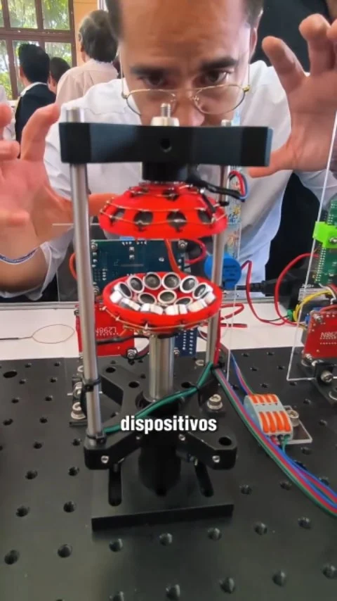 ¡El futuro de la ciencia y tecnología de Latinoamérica está aquí! 💡 

La ministra para Ciencia y Tecnología, Gabriela Jiménez Ramírez, ha sido testigo del inmenso talento presente en el InnovaFest LATAM 2025 y el STS Forum Capítulo América Latina y el Caribe 2025.

Entre 250 prototipos, destacamos la impresionante espectroscopía láser con levitadores acústicos, desarrollada por Víctor Contreras de la UNAM 🇲🇽. 

Su dispositivo puede monitorear gotas de agua para detectar niveles de contaminación. Un avance crucial para nuestros recursos hídricos.

¡Nuestra región está generando nuevas ideas para una nueva era!