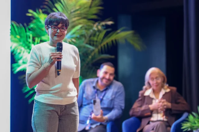 #EnFotos | Continúan las celebraciones por el 25.º aniversario de la Fundación Infocentro.

✨ Desde el Teatro Nacional, y acompañados por la ministra del Poder Popular para Ciencia y Tecnología, Gabriela Jiménez Ramírez, junto a otras autoridades, se realiza el foro “Escuela para Padres y Familias Digitales”.

✍🏽 Esta iniciativa, busca democratizar el conocimiento digital, reducir brechas tecnológicas y fortalecer las capacidades de padres, docentes y comunidades para convertirse en orientadores y protectores de niñas, niños y jóvenes en el entorno digital.

Con este esfuerzo, se reafirma el compromiso de ampliar el acceso inclusivo a las herramientas y oportunidades del mundo digital para todas y todos.