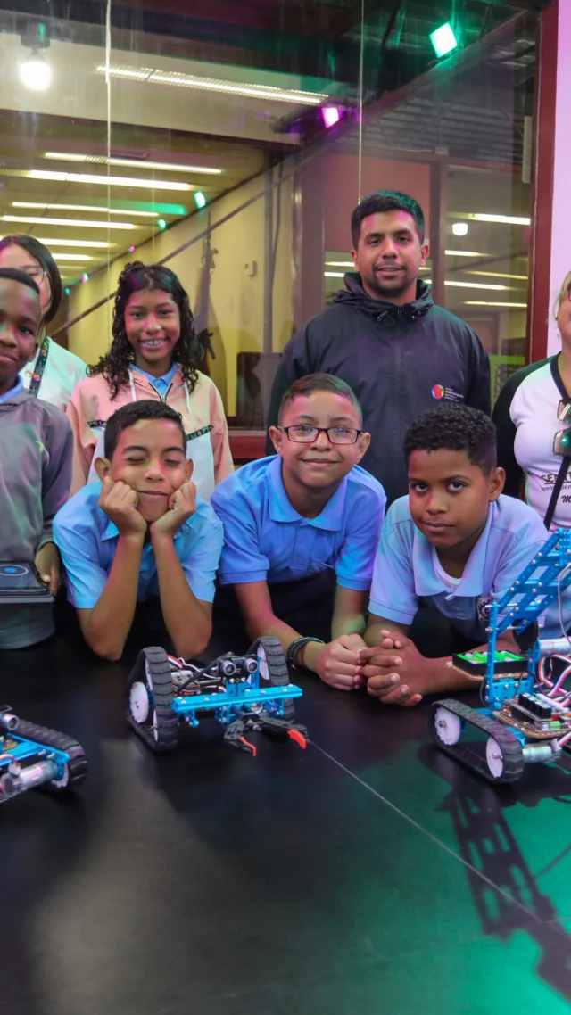 👏 El futuro se construye hoy y lo estamos viendo en la Fundación Instituto de Ingeniería @fiiidt_ve).

Decenas de jóvenes de la Escuela Técnica Roque Pinto conocieron los avances de la tecnología, durante una recorrido realizada a este espacio de investigación.

🔬En la jornada descubrieron mundos invisibles en los laboratorios de microscopía electrónica y dieron sus primeros pasos en programación con la robótica creativa.

Esta inmersión es parte esencial del Programa Nacional Semilleros Científicos de la Gran Misión Ciencia, Tecnología e Innovación Dr. Humberto Fernández - Morán.

💯 Un compromiso del Gobierno Nacional con la educación gratuita, de calidad y con propósito productivo para la nación

¡Venezuela traza caminos hacia la soberanía tecnológica!