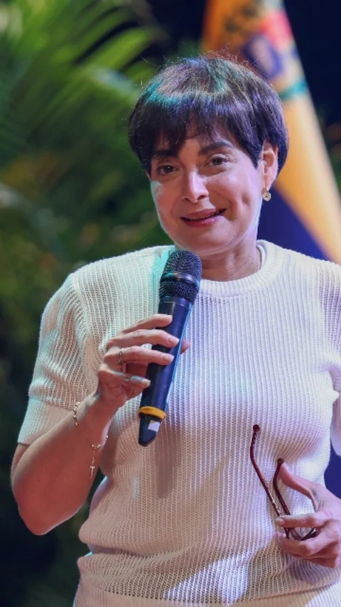 Desde el Teatro Nacional de Caracas, la ministra del Poder Popular para Ciencia y Tecnología, Gabriela Jiménez Ramírez, encabezó el foro "Escuela para Padres y Familias Digitales", organizado por la Fundación Infocentro, en el marco de su 25 aniversario. 

@infocentro_vzla , creado en el año 2000 por iniciativa del comandante Hugo Chávez, ha sido clave para democratizar el acceso a la tecnología en cada comunidad del país.

La ministra recalcó la necesidad de seguir formando a las familias y comunidades frente a la era digital y el colonialismo tecnológico, promoviendo una educación solidaria, identitaria y bolivariana.

"La invitación es a la batalla digital, para construir la ciencia y la tecnología venezolana", señaló.