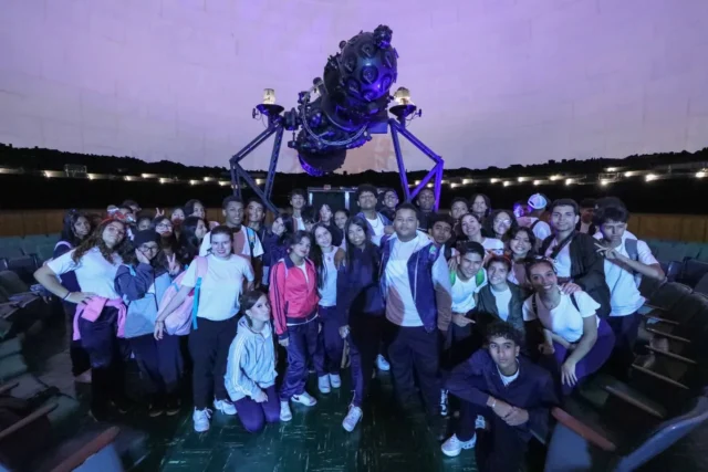 ¡Aventura Galáctica en el Planetario Humboldt ! 🌌🔭

Un grupo de estudiantes de 5to año de bachillerato del Liceo José Ángel Álamo de La Candelaria vivió una experiencia inolvidable con la Ruta Científica Astronómica.

Durante la visita, exploraron los secretos del cosmos en una charla profunda sobre nuestro Sistema Solar, guiada por el profesor Jorfel Omaña. Aprendiendo sobre planetas, lunas y mucho más. 🪐✨

Este es el espíritu del Programa Nacional Semilleros Científicos, despertando vocaciones y construyendo el futuro científico de la nación.