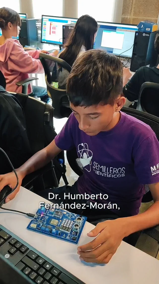 ¡Desde el estado Guárico, impulsamos la siembra y preservación del talento científico nacional! 🇻🇪

Estamos desarrollando la agenda "Pequeños Ingenieros", un proyecto estratégico del Programa Nacional Semilleros Científicos en las instalaciones de Sistemas Tecnológicos Alcaraván Vultur.

Este kit educativo de electrónica, diseñado y ensamblado en nuestro país por talento venezolano, hará posible que más de 30 mil kits lleguen a nuestras escuelas para potenciar el aprendizaje práctico y manual en niñas, niños y jóvenes.

Estamos marcando el vértice 1 de la Gran Misión Ciencia, Tecnología e Innovación, Dr. Humberto Fernández-Morán.

¡Así construimos el futuro tecnológico de Venezuela! 💡⚙️