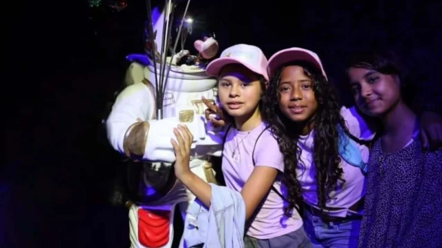 ¡El semillero científico del IDEA despega hacia las estrellas! 🚀✨

Como parte de las actividades decembrinas, los hijos e hijas de la gran familia @fundacionidea_ve vivieron una aventura inolvidable en la “Expo Niños en el Espacio: Viaje al Sistema Solar” en La Carlota. 🪐

No fue solo un paseo, fue un viaje de descubrimiento donde recorrieron 14 estaciones de aprendizaje profundo. Así, como los misterios de la gravedad y la teoría del Big Bang, jugaron a ser astronautas en una estación espacial y contemplaron la belleza de nuestra Tierra desde la distancia.

En la @fundacionidea_ve , creemos que la curiosidad es el motor del futuro. ¡Seguimos impulsando la Ciencia para la Vida! 🔬🇻🇪