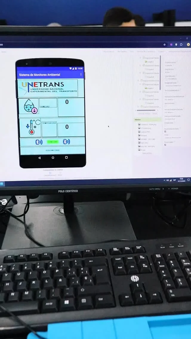 La generación genial de Venezuela amplifica sus conocimientos para brindar soluciones efectivas y consolidar la soberanía tecnológica.

El presidente Nicolás Maduro Moros entregó completamente dotado y modernizado el Laboratorio de Electrónica, que atiende a los estudiantes del Programa Nacional de Formación en esta disciplina en la Universidad Nacional Experimental del Transporte (UNETRANS).

Este espacio atenderá a 28 estudiantes de manera simultánea.

Los jóvenes ahora cuentan con: osciloscopios, generadores de señal, multímetros, CNC para la elaboración de circuitos impresos, escáner 3D, estaciones de soldar, impresora 3D, entre otras herramientas, esenciales para el desarrollo de sus proyectos de investigación.

#CienciaParaLaVida