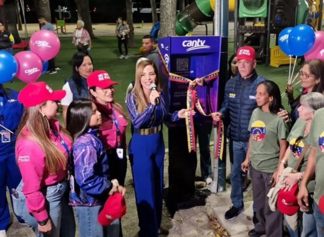 Modernizando la tecnológica de Venezuela. 🇻🇪📈

Bajo el liderazgo del Presidente @nicolasmaduro , en Cantv seguimos impulsando la transformación digital de los servicios públicos. 

Inauguramos las nuevas Zonas Ultra en la parroquia San Pedro, un proyecto que reutiliza la infraestructura existente para ofrecer WiFi gratuito a quienes más lo necesitan.

Desde hospitales hasta centros turísticos y parques, estamos democratizando el acceso a la información y la educación:

🔹 Hospital Universitario
🔹 Estación Los Símbolos
🔹 Paseo Los Ilustres y Los Próceres

A través de un sistema de escaneo QR, el pueblo caraqueño ahora disfruta de conectividad inmediata y planes de recarga accesibles. 

¡Seguimos avanzando! 🛰️