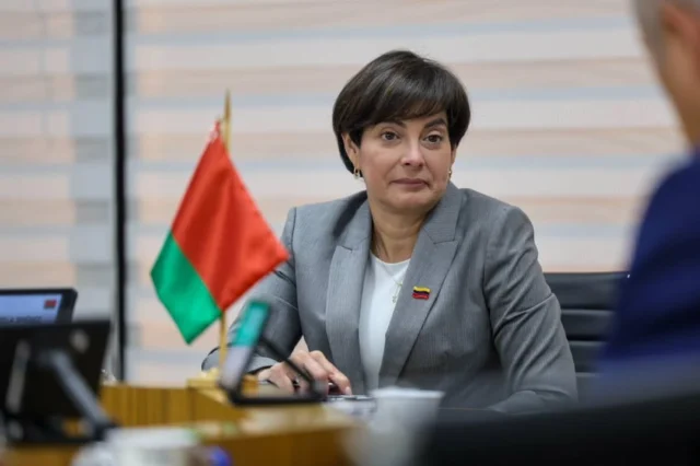 Venezuela y Belarús consolidan una alianza estratégica para fortalecer la soberanía tecnológica a través de la Universidad Nacional de las Ciencias Dr. Humberto Fernández-Morán. 📚

Este acuerdo impulsa áreas críticas como la física nuclear y la radio-medicina, garantizando que el conocimiento científico se traduzca en soluciones reales para la salud y el desarrollo del país.🏥

Bajo la orientación de la presidenta encargada @delcyrodriguezv , seguimos potenciando el Programa Nacional Semilleros Científicos en disciplinas como robótica e inteligencia artificial. 🤖

Con el apoyo de especialistas internacionales, blindamos el talento de nuestra generación de relevo y avanzamos con determinación hacia la independencia científica. 👩🏻‍🔬