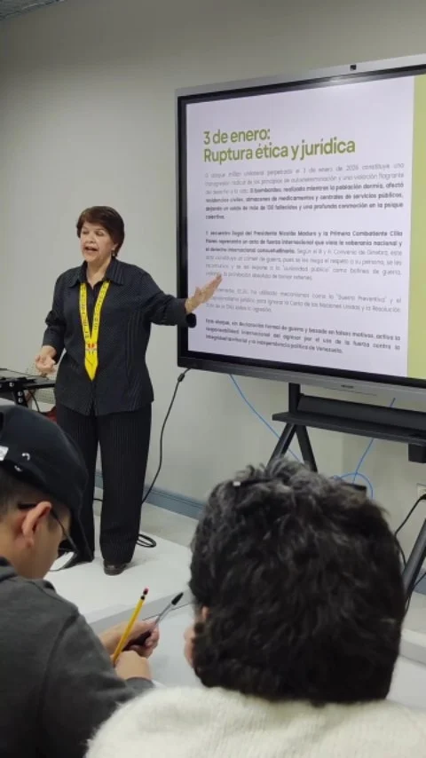 Una clase magistral sobre Bioética de la Resistencia sirvió como base para el debate sobre lo que significa hacer ciencia para la vida, frente a eventos como el ataque militar de Estados Unidos contra Venezuela.

La clase fue impartida por la investigadora y antropóloga, Dra. Lesbia Muro, quien recordó que la bioética, como disciplina, debe ser un acto profundamente humano, empático y amoroso, capaz de solidarizarse con las causas más sublimes de la vida.

Formamos una generación genial, desde el pensamiento crítico y con valores, para hacer grandes transformaciones.