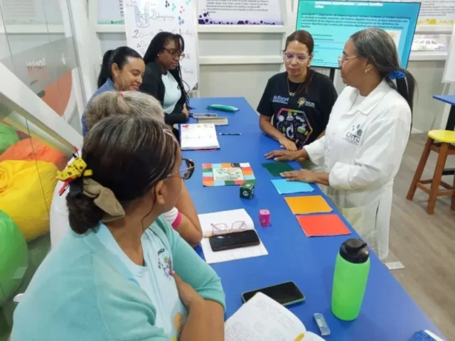 👩🏽‍🏫 Un grupo de docentes de educación media del estado Aragua participó del taller Didáctica de la biología: la lectura como herramienta de descubrimiento, espacio creado para fortalecer sus habilidades y el pensamiento crítico.

La capacitación fue organizada por el equipo del CNTQ y del Centro Didáctico para la Enseñanza de las Ciencias, núcleo Aragua.

Los docentes adquirieron nuevas experiencias en materia de neurociencia aplicada, empleando herramientas lúdicas y explorando materiales innovadores que permiten conectar a los estudiantes con la biología 🔬.

🇻🇪 ¡Venezuela fortalece la educación científica con visión de futuro!