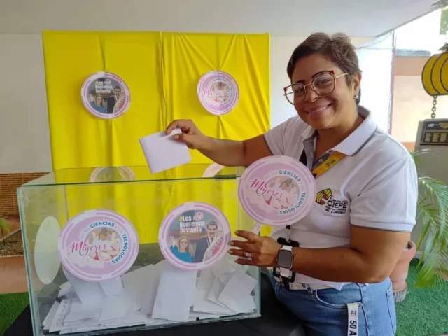 👉🏾✌🏽 Las mujeres de las ciencias de los estados Carabobo y Yaracuy realizaron una jornada de respaldo al presidente Nicolás Maduro Moros y la primera combatiente Cilia Flores.

En estos encuentros participaron las representantes de Fundacite, Fundación Ciepe, Cantv, CNTQ, Infocentro y movimientos ecosocialistas, de ambos estados.

Además de redactar cartas de apoyo, las participantes elaboraron una agenda de acción estratégica para fortalecer el rol de la mujer en la soberanía tecnológica y el desarrollo científico de la nación.

#LosQueremosdeVuelta