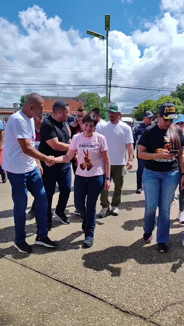 ¡El pueblo de Bolívar se moviliza por la paz! 🇻🇪

Siguiendo las instrucciones del Presidente @nicolasmaduro y bajo la guía de nuestra Presidenta Encargada @delcyrodriguezv , la secretaria de formación del PSUV, Gabriela Jiménez, recorrió las comunidades del estado Bolívar.

Aquí no solo escuchamos, aquí decidimos juntos. En tiempos de desafíos, nuestra respuesta es la organización popular. Vamos rumbo a la Consulta Popular Nacional este 8 de marzo.

Porque en esta Revolución, ¡manda el pueblo! ✊🏽