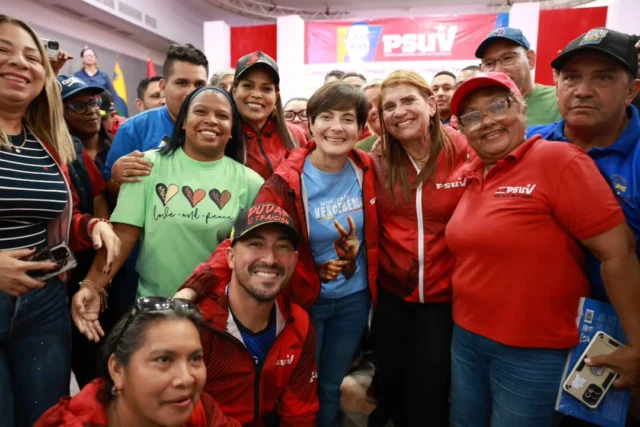 En el municipio Caroní, estado Bolívar, se realizó un encuentro con las estructuras del Partido Socialista Unido de Venezuela (PSUV).

Durante la jornada, contó con la participación de la Secretaria de Formación Política Integral, Gabriela Jiménez Ramírez, quien reafirmó el llamado a la unidad y a la paz como pilares fundamentales para la defensa y reconstrucción de la Patria.

Asimismo, se invitó al pueblo venezolano a participar en la primera Consulta Popular del 2026, a realizarse el próximo 8 de marzo, un espacio para impulsar proyectos que permitirán seguir avanzando en la reconstrucción del Estado de bienestar del país.