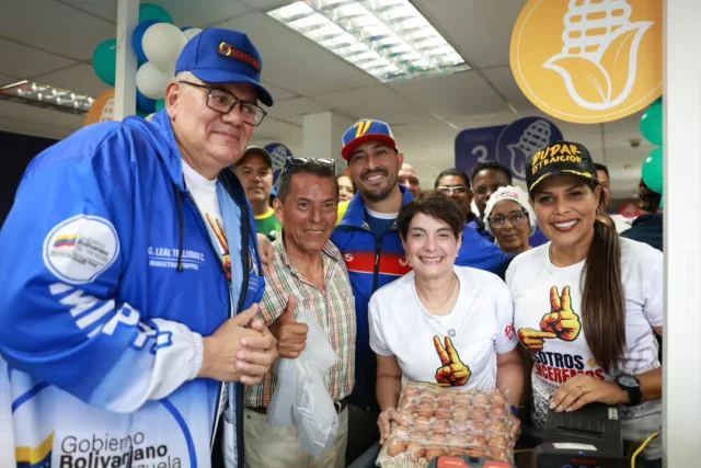 ¡Lo hecho en Venezuela llega con orgullo a tu mesa! 🏠🇻🇪

No hay mayor satisfacción que ver el resultado del trabajo en unidad. En Caroní, la ministra para Ciencia y Tecnología, Gabriela Jiménez en compañía del ministro Leal Telleria y la gobernadora Yulisbeth García, vivieron  una jornada extraordinaria de atención directa, donde la comunidad y las comunas fueron las protagonistas de la Feria de Bienestar y Protección.

Transformamos las dificultades en bienestar. La recuperación de estos espacios es para ustedes, para garantizar una nutrición sana y soberana. 🥗✨

Como dice nuestro Presidente @nicolasmaduro: ¡Con producción y protección social construimos la paz!