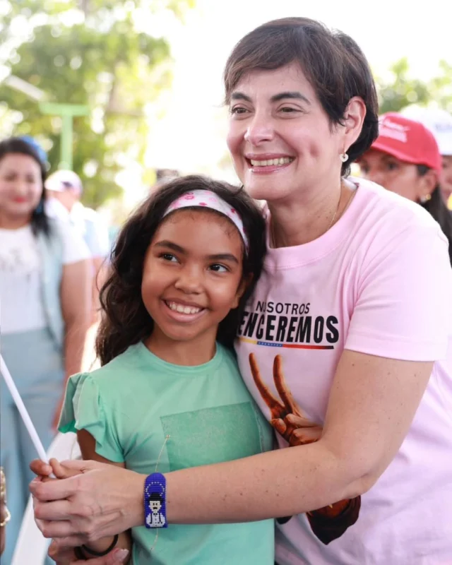 ¡Bolívar se crece en la batalla! 🇻🇪 

La ministra para Ciencia y Tecnología, Gabriela Jiménez Ramírez en compañía de la gobernadora Yulisbeth García y los aguerridos comandos de Unare en Caroní, ratificamos que la movilización permanente es nuestra mayor fuerza. En este encuentro cara a cara, blindamos la unidad y la paz, reafirmando que frente a cualquier adversidad, ¡prohibido rendirse! 💪🏽🔥

Nos desplegamos con el corazón hacia la Gran Consulta Popular del próximo 8 de marzo, impulsada por nuestra Presidenta Encargada @delcyrodriguezv . 🗳️ Siguiendo el legado de Chávez y la firmeza de Nicolás Maduro, demostramos que el poder reside en el pueblo y sus propuestas son la garantía de nuestra soberanía. ¡Nosotros venceremos! 🏹