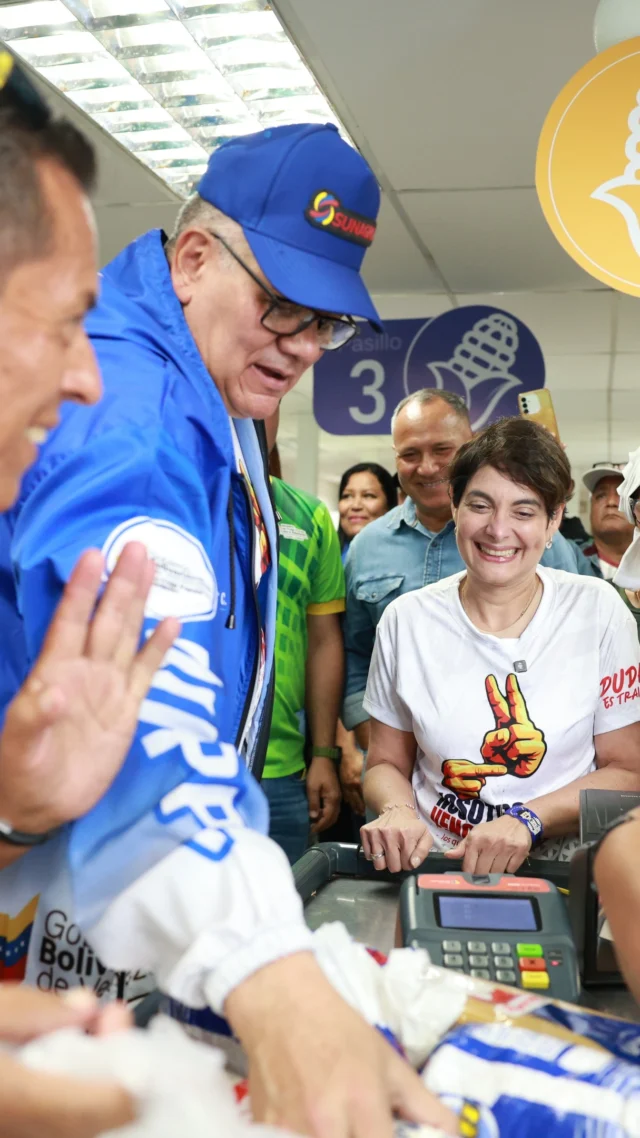 🥙 Desde el municipio Caroní, estado Bolívar, se llevó a cabo la inauguración de una nueva sede de PDVAL, la número 109 en todo el territorio nacional. 

Esta jornada contó con la participación de la vicepresidenta Sectorial de Ciencia, Tecnología, Ecosocialismo y Salud, Gabriela Jiménez Ramírez, el ministro de Alimentación, M/G. Carlos Leal Tellería, la gobernadora del estado, Yulisbeth García y las comunas del servicio combinado Cerro Roberto, promoviendo la construcción colectiva de la política agroalimentaria nacional.

🚚 Esta inauguración se enmarca en la realización de las Ferias de Campo Soberano, como parte de las políticas públicas orientadas a garantizar el acceso oportuno a los alimentos, distribuyendo 27.000 toneladas de productos en todo el territorio nacional. 

El trabajo continúa, avanzando junto a las comunas y fortaleciendo la producción nacional.