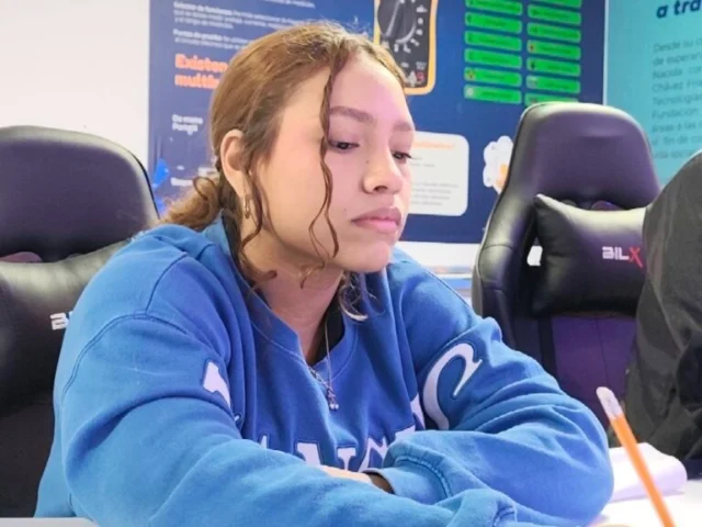 ¡Caracas se fortalece con tecnología! 🚀🇻🇪

Desde el Mega Núcleo de Robótica «Fabricio Ojeda», damos pasos firme hacia el futuro con el Plan “Comunidades TIC para la Inclusión Digital”. 💻✨

40 facilitadores y facilitadoras de nuestros Infocentros y núcleos de robótica del Distrito Capital se reunieron para socializar las estrategias que llevarán el conocimiento tecnológico a cada rincón de nuestras parroquias.

Contamos con la presencia de nuestras autoridades Justo López, Yadira Castillo y Edward Varela, reafirmando que la inclusión digital es una prioridad para el desarrollo de nuestro pueblo.

¡Seguimos democratizando el acceso a la ciencia y la tecnología!