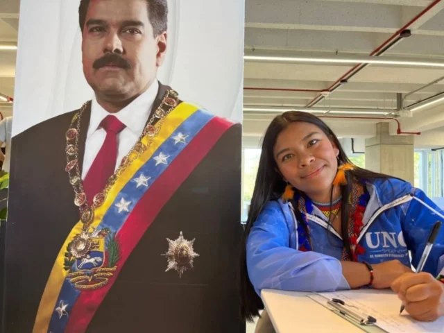 👉🏽✌🏽 Estudiantes, docentes, trabajadores de la Universidad Nacional de las Ciencias Dr. Humberto Fernández – Morán realizaron una jornada de redacción de cartas al presidente Nicolás Maduro Moros y la primera combatiente Cilia Flores, a un mes de su secuestro.

🇻🇪 La actividad permitió elevar la conciencia científica y la identidad nacional, como un acto de defensa de la patria, la soberanía y la independencia.

#LosQueremosdeVuelta