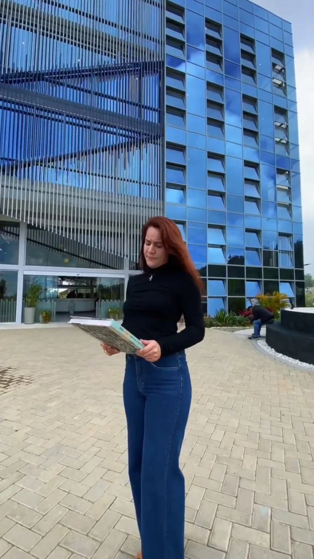 De las montañas del Táchira a la ingeniería de vanguardia. 🏔️

María Eugenia Castro es el ejemplo de que los números son mucho más que cifras: son un lenguaje para transformar realidades. Con más de 15 años de experiencia en la industria petrolera, hoy ha decidido que su mayor legado es el conocimiento.

Desde las aulas de la Universidad Nacional de las Ciencias Dr. Humberto Fernández-Morán y su labor en Quimbiotec, María Eugenia siembra futuro. Porque la ciencia, cuando se comparte, se multiplica. 🇻🇪🔬