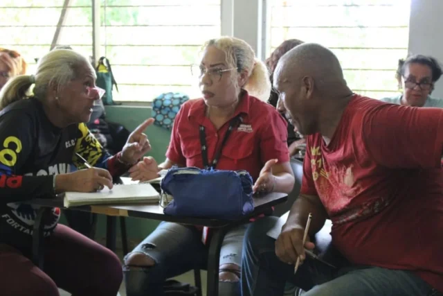 ✍🏽 La Fundación Instituto de Ingeniería para Investigación y Desarrollo Tecnológico (FIIIDT) impulsa la construcción de mapas colectivos georreferenciados, un proyecto que fortalece la digitalización de la cartografía comunal.

🗺️ En los Valles del Tuy, estado Miranda, más e 40 comuneros y comuneras, junto a investigadores de la institución, participan en este proceso. Sus aportes surgen del análisis de las posibilidades y potencialidades.

Las jornadas cuentan con el acompañamiento de Daniel Moreno, geógrafo y jefe del Centro de Geomática, quien apoya el trabajo sobre suelos, cuerpos de agua y recursos energéticos.

✨🇻🇪 Con 46 años de experiencias en teledetección, el Centro de Geomática pone este conocimiento al servicio del pueblo, promoviendo el aprendizaje y uso de tecnologías libres en sus manos.