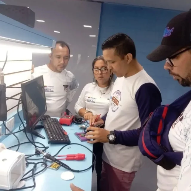🛠️ El Centro de Educación Inicial Simoncito María Velásquez de Roja y la Universidad Politécnica Territorial del Oeste de Sucre fueron beneficiadas con el Plan Cayapa Heroica.

El despliegue del personal técnico especializado permitió recuperar equipos como: video beam, balanza electrónica, impresoras, caladora, balanzas electrónicas, entre otros, esenciales para el desarrollo educativo desde las aulas.

🤝🇻🇪 El Gobierno nacional, a través de la Gran Misión Ciencia, Tecnología e Innovación Dr. Humberto Fernández – Morán, reafirma su compromiso con la soberanía tecnológica apoyado en un talento nacional al servicio del pueblo.