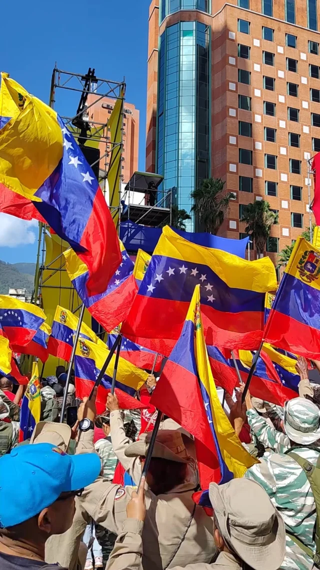 👉🏾✌🏾 ¡A un mes de su secuestro!

Caracas fue el escenario de una masiva movilización para exigir la liberación del presidente, Nicolás Maduro y la primera combatiente, Cilia Flores, secuestrados por el gobierno estadounidense.

Desde Plaza Venezuela hasta la vicepresidencia de la República, la comunidad científica, trabajadores y trabajadoras, movimientos políticos y sociales, se mantuvieron en unidad nacional para defender la soberanía y exigir el regreso de ambos líderes revolucionarios. 

El pueblo venezolano sigue en las calles para enfrentar cualquier adversidad que pretenda desestabilizar la paz. 

#LosQueremosdeVuelta