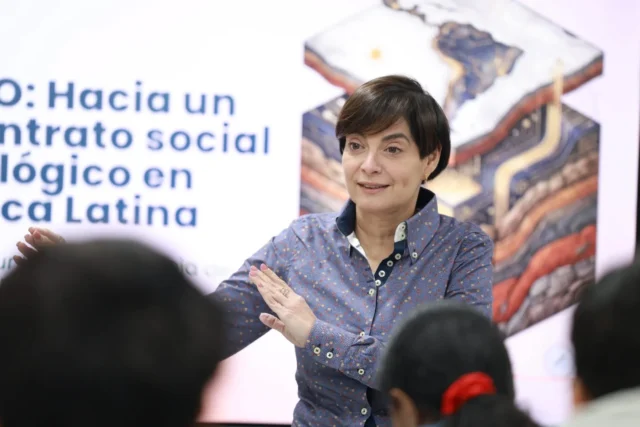 #EnFotos | La rectora de la Universidad Nacional de las Ciencias Dr. Humberto Fernández-Morán, Gabriela Jiménez Ramírez compartió con los estudiantes de IA y Robótica una reflexión sobre el método de ensayo y error, sus aportes al progreso científico y los desafíos éticos que enfrenta en el desarrollo de tecnologías con sentido humanista.

Durante su intervención destacó que, aunque el ensayo y error ha sido motor fundamental de la ciencia, en la era del Digital-Ceno, no puede fundamentarse en estas teorías.

Subrayó la necesidad de avanzar hacia un constitucionalismo social de la inteligencia artificial, que garantice los derechos fundamentales, preserve la autonomía humana por encima de la automatización y proteja principios esenciales como la autodeterminación digital, la privacidad mental y la libertad de desconexión.
