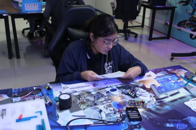 ¡El futuro de la ciencia tiene rostro de mujer! 👩‍🔬✨

Hoy celebramos con orgullo el éxito del Maratón STEAM “Mujer y Niña en la Ciencia”. Más de 5 mil niñas y jóvenes en toda Venezuela demostraron que para la innovación no hay límites. 🚀

Desde los 765 Infocentros y nuestros núcleos de robótica, vivimos una jornada llena de: 
🤖 Robótica recreativa. 
💻 Programación y Software Libre. 
🎨 Creación digital y diseño.

No solo estamos enseñando tecnología, estamos construyendo soberanía tecnológica desde las bases 🇻🇪 Porque cuando una niña programa, está diseñando el futuro de toda una nación.

¡Felicidades a todas las participantes y facilitadores por hacer esto posible! 👏