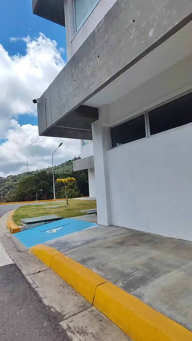 María Isabel Arteaga, la biología no solo ocurre bajo el microscopio; ocurre en la tierra, en las comunidades y en la mirada de sus hijos. 

Con un doctorado en Bioquímica y Fisiología de Plantas, María Isabel nos enseña que el conocimiento más poderoso es la “ciencia situada”: esa que se construye desde el territorio y para la gente. 🇻🇪🌱

Su historia nos recuerda que ser científica y ser madre no son caminos separados, sino una sola forma de entender y proteger la vida.

Hoy, desde la @unicienciasvzla , ella siembra esperanza para que cada niño y niña en Venezuela sepa que su curiosidad puede transformar el mundo.

¡La ciencia es compromiso, es futuro! ✨