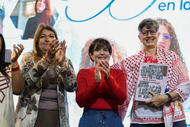 Hoy, en el Día Internacional de las Mujeres y las Niñas en la Ciencia, celebramos un hito histórico: Venezuela supera la brecha de género con un 53,8% de participación femenina en actividades de I+D. Mientras el mundo promedia un 33%, nuestras investigadoras lideran la vanguardia 🚀

Presentamos el Libro: “Mujeres de las Ciencias en Venezuela Vol. 2”, una obra que rinde tributo a 113 investigadoras de todo el país. Desde las pioneras que nos dejaron un legado imborrable, hasta el talento emergente de nuestros Semilleros Científicos. 📖✨

Bajo la visión humanista del presidente @nicolasmaduro y el impulso de nuestra presidenta encargada, @delcyrodriguezv , consolidamos un modelo de soberanía cognitiva: conocimiento para proteger y crear soluciones reales para el pueblo.

¡El futuro es ético, sensible y profundamente venezolano! 🇻🇪