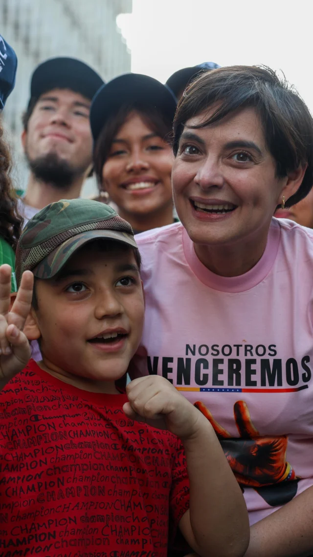 La juventud venezolana se movilizó por las calles de Caracas para conmemorar el 12 de febrero.

Desde Plaza Morelos hasta la esquina de San Francisco, los estudiantes de la @unicienciasvzla y miembros del Programa Nacional Semilleros Científicos acompañaron la movilización junto a la ministra del Poder Popular para Ciencia y Tecnología, @gabrielajimenezve .

A 212 años de la Batalla de la Juventud, se sigue construyendo soberanía, independencia y paz para la patria. 

¡Que viva la juventud venezolana! 🇻🇪