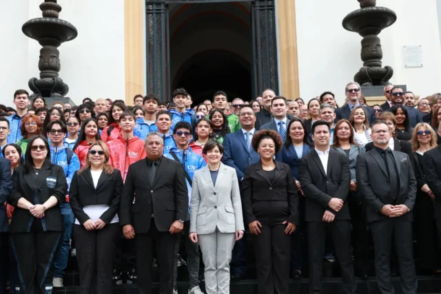 🇻🇪 La ministra del Poder Popular para Ciencia y Tecnología, Gabriela Jiménez Ramírez, junto a la comunidad científica y estudiantes de la Universidad Nacional de las Ciencias, rinde homenaje al Dr. Humberto Fernández - Morán, en celebración por su natalicio, con una ofrenda floral en el Panteón Nacional, donde reposan sus restos.

✨ Durante el solemne acto también se honró al Padre Libertador, Simón Bolívar, reafirmando nuestro compromiso con la memoria histórica y la soberanía nacional.

"Celebramos el legado histórico de este insigne hombre venezolano, zuliano, que ha dejado a nuestras generaciones futuras, el legado del conocimiento, de la independencia y el amor patrio", expresó la ministra.
