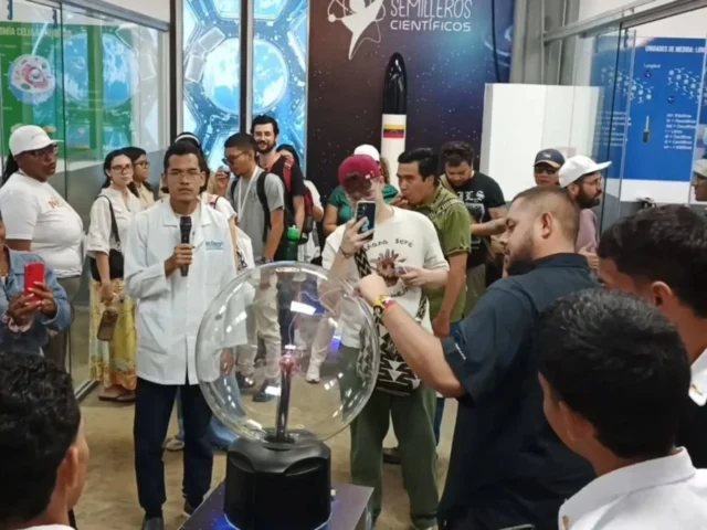 🤝🇻🇪 Delegados internacionales de las brigadas de solidaridad con Venezuela conocieron el Centro Didáctico para la Enseñanza de las Ciencias, núcleo La Guaira, creado por el Gobierno Nacional.

El grupo está conformado por jóvenes provenientes de Brasil, Argentina, Costa Rica, Ecuador, Perú, Honduras, Guatemala, Chile, Colombia, El Salvador, Panamá, México, Puerto Rico y Venezuela.

🔬 La jornada incluyó actividades interactivas en materia de astronomía, química, física y el recorrido por el Mega Núcleo de Robótica, para mostrar los aportes que hace la Gran Misión Ciencia, Tecnología e Innovación Dr. Humberto Fernández – Morán para acompañar el despertar vocacional de niños, niñas y jóvenes en diversas disciplinas científicas.