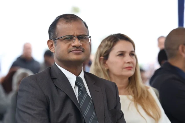 En el Instituto Venezolano de Investigaciones Científicas @ivic_ve se inauguró el Centro de Estudios Especializados en Química Medicinal Dr. Ajoy Kumar Banerjee, un homenaje en vida a un científico cuya trayectoria ha dejado huella en la investigación y en la formación de nuevas generaciones.

La actividad estuvo encabezada por la ministra del Poder Popular para Ciencia y Tecnología, Gabriela Jiménez Ramírez, junto al excelentísimo embajador de la República de la India, P. K. Ashok Babu, y la comunidad científica del país.

Durante su intervención, la ministra Jiménez Ramírez resaltó el compromiso del Dr. Banerjee con el desarrollo de la química medicinal y su invaluable labor como mentor, inspirando a estudiantes e investigadores a seguir construyendo ciencia para el futuro