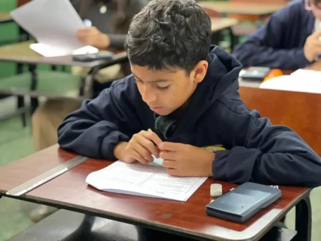 ✨👧🏻👦🏻 La juventud merideña, trujillana y tachirense también muestra su talento y conocimiento en la segunda edición de las Olimpiadas Venezolanas de Astronomía 2026.

Son 1293 niños, niñas y jóvenes, con edades comprendidas entre los 12 y 19 años, quienes se forman en disciplinas científicas para proyectar vocaciones tempranas.

¿Cómo se ve esta participación por estado?

Mérida: 462 (👧🏼232 – 👦🏽230)
Trujillo: 431 (👧🏻247 – 👦🏼184)
Táchira: 400 (👧🏽207 –🧒🏾 193)

En los Andes, la juventud venezolana asume los retos educativos en paz y con una ciencia para la vida.