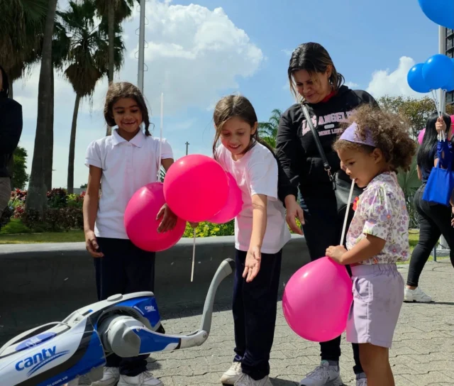 Nuevas Zonas Ultra de @cantv_ve fueron inauguradas en Plaza Venezuela, parroquia El Recreo y en Petare, municipio Sucre del estado Miranda, como parte de el plan de conectividad de alta velocidad destinado a espacios públicos que orienta el Gobierno Nacional.

En esta jornada, también se entregaron los servicios Aba Ultra, Aba TV GO y Telefonía IP a comercios del Instituto de Previsión de la Fuerza Armada (IPSFA), ubicado en Los Próceres, parroquia El Valle. 📳

El despliegue se realizó con el acompañamiento del presidente de Cantv, MG. Iván Rafael Hernández Dala, y voceros de las Mesas Técnicas de Telecomunicaciones. 📶

En Venezuela seguimos democratizando las telecomunicaciones en beneficio del pueblo.📡