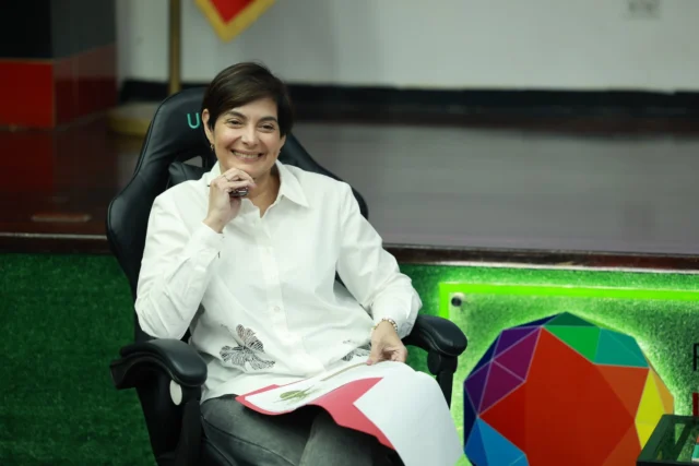 En las instalaciones de la Fundación Instituto de Ingeniería (FIIIDT) se desarrolló el foro telemático “Una ciencia para nuestro tiempo”, el cual contó con la participación de la ministra del Poder Popular para Ciencia y Tecnología, Gabriela Jiménez Ramírez. 

En este encuentro, abordó la importancia de la bioética, especialmente en este tiempo y sobre asumir una visión geopolítica en la generación de conocimiento.

“Hay una visión geohistórica, geopolítica y económica de la construcción de la ciencia, y eso es lo que está en disputa hoy”, expresó la ministra Gabriela Jiménez Ramírez, quien estuvo acompañada por el antropólogo José Romero-Losacco y representantes del Sistema Nacional de Ciencia, Tecnología e Innovación.

Recordó que la ciencia no puede estar aislada: debe surgir de nuestras realidades sociales, culturales y territoriales, y responder a las necesidades del pueblo.