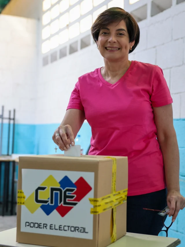 ¡Ciencia en el territorio, soluciones para el Pueblo! 🧪🇻🇪

En esta Primera Consulta Popular Nacional 2026, el sector científico se despliega junto a las comunidades del territorio nacional. No estamos solo investigando; estamos escuchando, analizando y aportando soluciones técnicas a los proyectos que el pueblo elige.

Como parte del legado del Comandante Chávez y bajo la visión de la presidenta @delcyrodriguezv , la ciencia venezolana se pone al servicio de la transformación social.

#Comunaonada