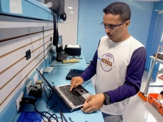 Ciencia y tecnología al servicio del pueblo en Sucre! 🇻🇪 

A través del Plan Cayapa Heroica, los brigadistas de Fundacite Sucre lograron la recuperación exitosa de equipos médicos y tecnológicos esenciales para la salud y la educación. 

Entre los resultados destacan la rehabilitación de laptops, impresoras, un oxímetro de pulso y el mantenimiento especializado a un concentrador de oxígeno, herramientas vitales que regresan a sus instituciones para seguir garantizando el bienestar de nuestra comunidad. 👨🏽‍🔧🏥

Estas acciones benefician directamente a centros como el Ambulatorio de Cantarrana, la UPTOSCR, el CEIS La Marina, el CPT I Cerro Sabino y la UE Dr. José María Vargas en Cumaná. 

Con esta labor, el Ministerio para Ciencia y Tecnología reafirmamos el compromiso con el rescate de la infraestructura nacional, aplicando el conocimiento soberano para vencer las dificultades y fortalecer la atención integral de las y los venezolanos. 💪🏽💻