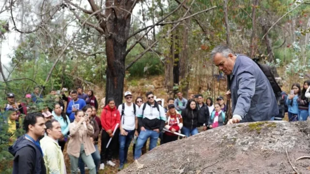 🌳🪨 Conectar con la naturaleza fue el objetivo de la visita realizada por jóvenes tachirenses a la Estación Rupestre Páramo del Zumbador, ubicada en el municipio José María Vargas, como parte del Programa Nacional Semilleros Científicos.

Este espacio, que se encuentra a 2800 msnm, cuenta con más de 20 rocas con grabados realizados por los pueblos indígenas; además, fue transitado por el glorioso Ejército Libertador y, años más tarde, por Cipriano Castro.

✨ Con esta visita, grandes y chicos descubren la historia de esta región, se vinculan con la naturaleza y, al mismo tiempo, indagan sobre el valor antropológico que tiene este ecosistema para Venezuela.